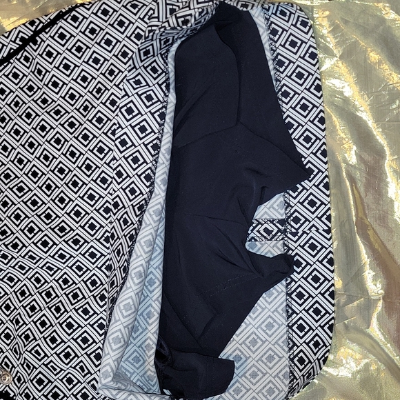 Liz Claiborne Women's Stretch Skirt with built in shorts. Size 12 - Picture 6 of 8